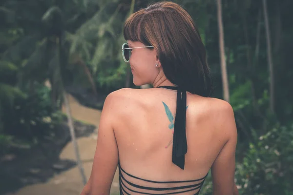 Mujer joven sobre un fondo de río tropical. Isla de Bali . — Foto de Stock