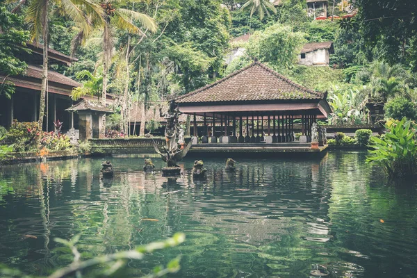 Балийский храм на севере острова. Тропический индуистский остров Бали, Индонезия. Азия . — стоковое фото