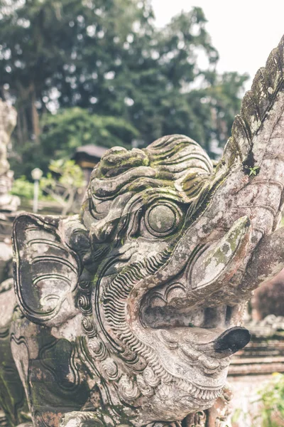 Statue en pierre hindoue dans le temple balinais. Île tropicale de Bali, Indonésie . — Photo