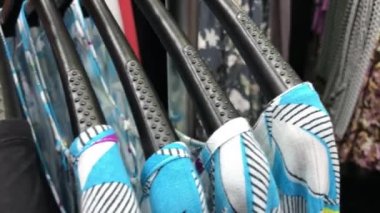 Mağazada asılı işgal kadın. Asya.