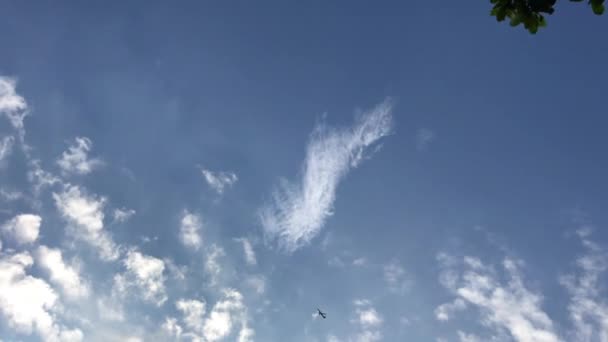 Flugzeugflug gegen Wolken. — Stockvideo