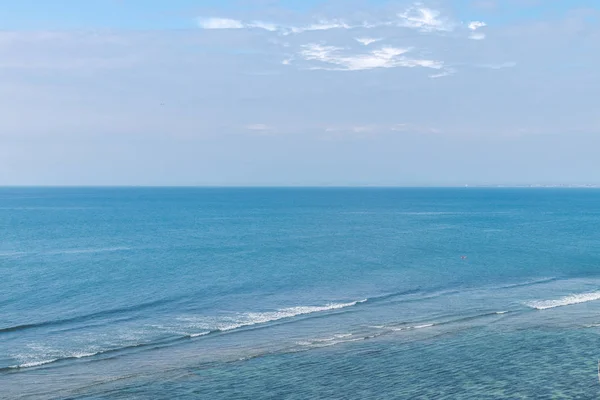Hermoso mar con cielo azul en el día soleado. Paisaje marino. Isla de Bali . — Foto de Stock