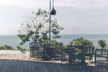 Tropikal Restoran Deniz Manzaralı. Güneşli bir gün. Metin için yer. Bali Adası.