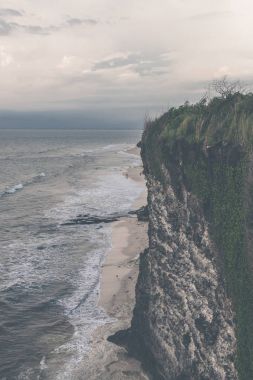 Okyanus manzara günbatımı zaman. Uçurum görüntülemek.