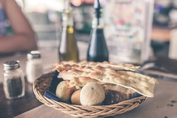 イタリアン レストランで焼きたてのパンをクローズ アップ。バリ島. — ストック写真