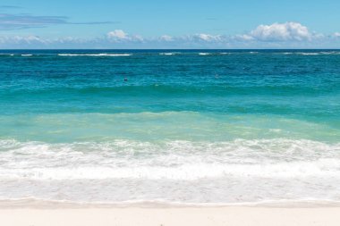 Açık mavi okyanus ve güneşli bir gün, güzel gökyüzü manzara. Bali Adası. Tropikal plaj.