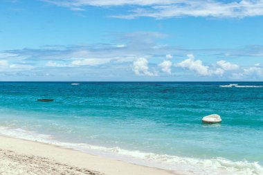 Açık mavi okyanus ve güneşli bir gün, güzel gökyüzü manzara. Bali Adası. Tropikal plaj.