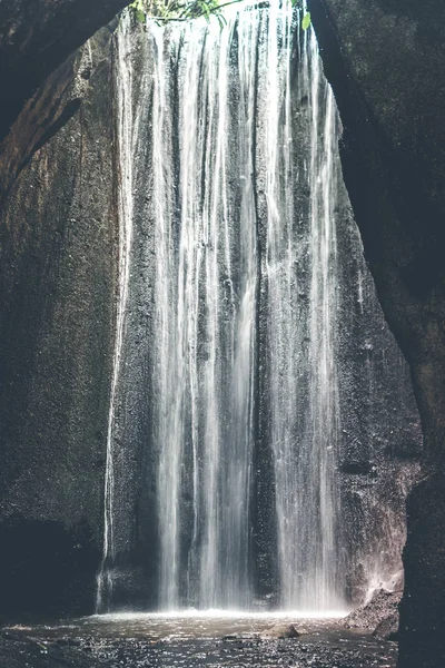 Cachoeira escondida na selva tropical. Ilha de Bali . — Fotografia de Stock