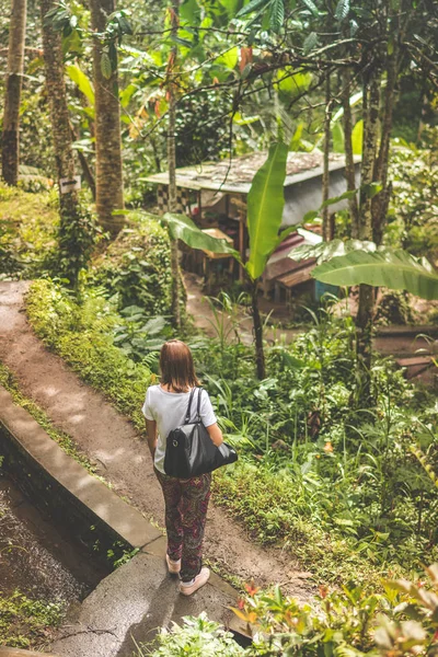 Mujer en la selva profunda. Selva tropical, Isla de Bali, Indonesia . — Foto de Stock