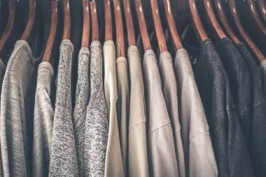 Erkekler giyim mağazada asılı. Alışveriş Merkezi. Konsept alışveriş erkekler.