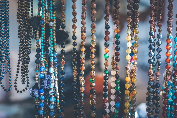 Collar y abalorios de mujer en el mercado de joyas. Isla de Bali . — Foto de Stock