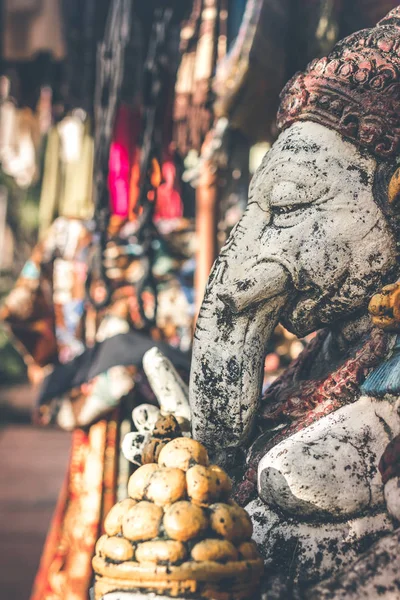 Dios hindú Señor Ganesha estatua en la calle en Ubud, isla de Bali . — Foto de Stock