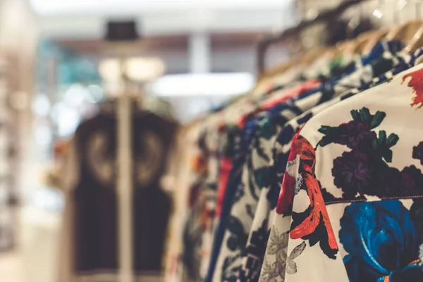 Loja de roupas femininas na ilha de Bali, Indonésia. Conceito de compras . — Fotografia de Stock