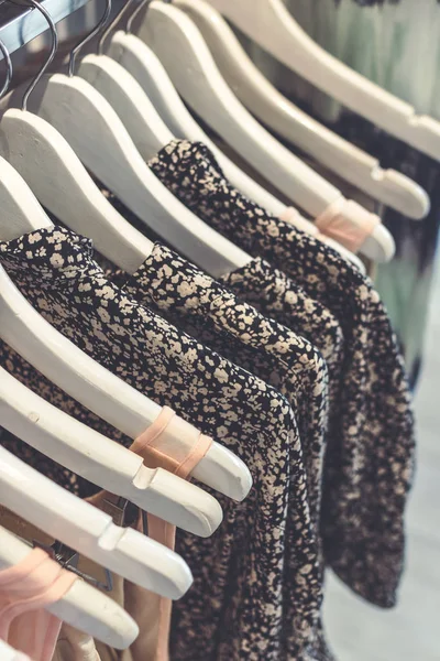 女性の服は、インドネシア バリ島に保存します。ショッピング概念. — ストック写真