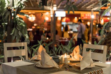 Restoran ve gece saat. Bali Adası.