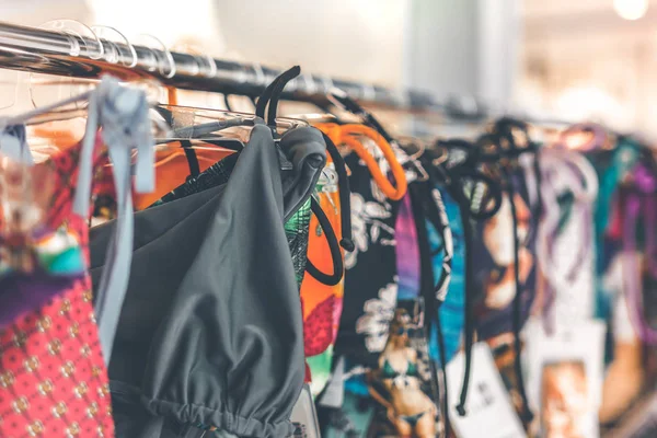Kadınlar mayo perakende mağaza Bali Adası, Endonezya. Moda alışveriş kavramı Asya.