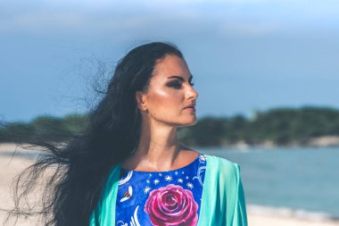 Seksi genç kadın Endonezya Bali tropikal plaj adada poz. Asya.