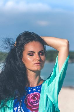 Seksi genç kadın Endonezya Bali tropikal plaj adada poz. Asya.