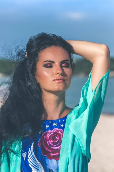 Seksi genç kadın Endonezya Bali tropikal plaj adada poz. Asya.