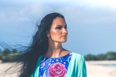 Seksi genç kadın Endonezya Bali tropikal plaj adada poz. Asya.