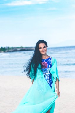 Seksi genç kadın Endonezya Bali tropikal plaj adada poz. Asya.