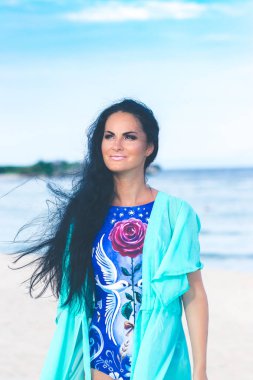 Seksi genç kadın Endonezya Bali tropikal plaj adada poz. Asya.