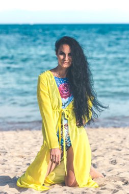 Seksi genç kadın Endonezya Bali tropikal plaj adada poz. Asya.