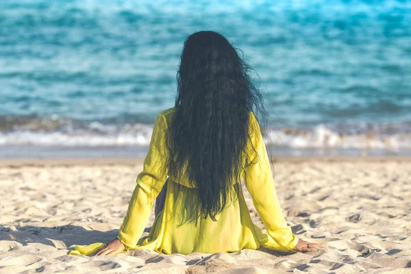 Sexy young woman posing on the tropical beach of Bali island, Indonesia. Asia. — Stock Photo, Image