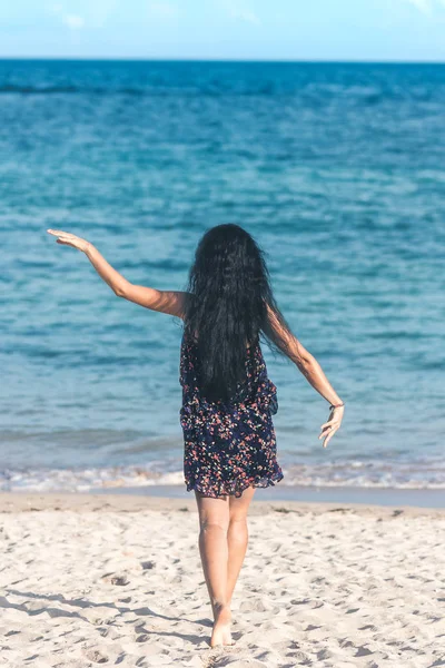 Szexi fiatal nő pózol a tropical beach, Bali szigetén, Indonézia. Asia. — Stock Fotó