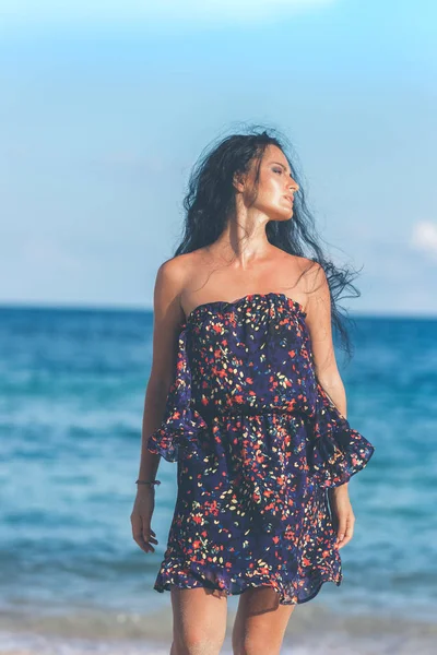 Mujer joven y atractiva posando en la playa tropical de la isla de Bali, Indonesia. Países Bajos . —  Fotos de Stock