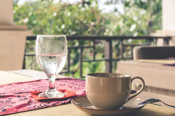 Szklanki czystej wody na restauracja stół na świeżym powietrzu. Wyspa Bali. — Zdjęcie stockowe