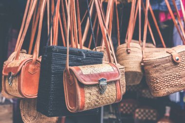 Rattan çanta açık yerel Asya mağazada asılı. Bali Adası.