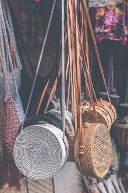 Rattan çanta açık yerel Asya mağazada asılı. Bali Adası.