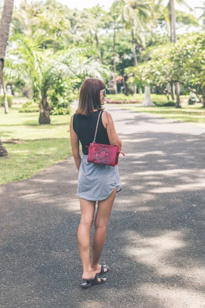 Modische Frau mit luxuriöser Python-Handtasche aus Schlangenhaut draußen. Schlangenhaut-Modekonzept. — Stockfoto