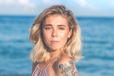 Seksi genç kadın Endonezya Bali tropikal plaj adada poz. Asya.