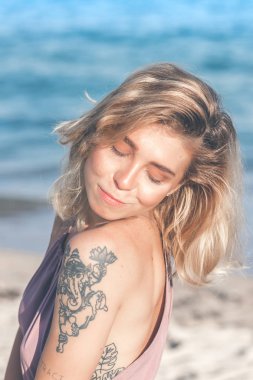 Seksi genç kadın Endonezya Bali tropikal plaj adada poz. Asya.