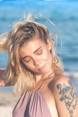 Seksi genç kadın Endonezya Bali tropikal plaj adada poz. Asya.