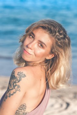 Seksi genç kadın Endonezya Bali tropikal plaj adada poz. Asya.