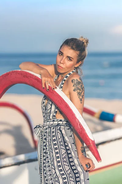 Seksi genç kadın Endonezya Bali tropikal plaj adada poz. Asya. — Stok fotoğraf