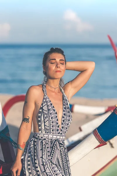 Sexy jonge vrouw die zich voordeed op het tropische strand van Bali eiland, Indonesië. Asia. — Stockfoto