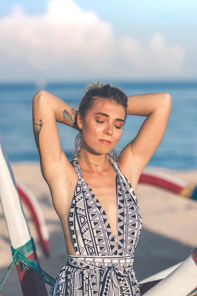 Sexy jonge vrouw die zich voordeed op het tropische strand van Bali eiland, Indonesië. Asia. — Stockfoto