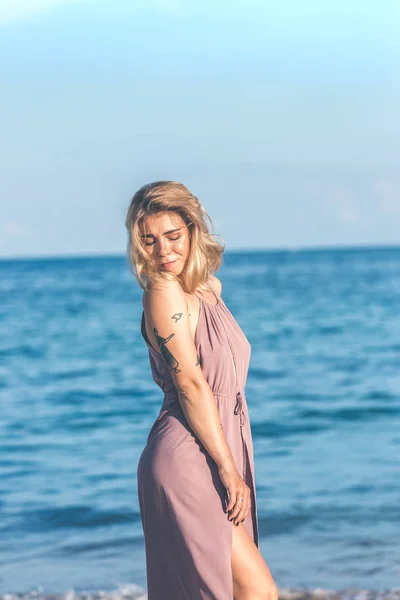 Mujer joven y atractiva posando en la playa tropical de la isla de Bali, Indonesia. Países Bajos . — Foto de Stock