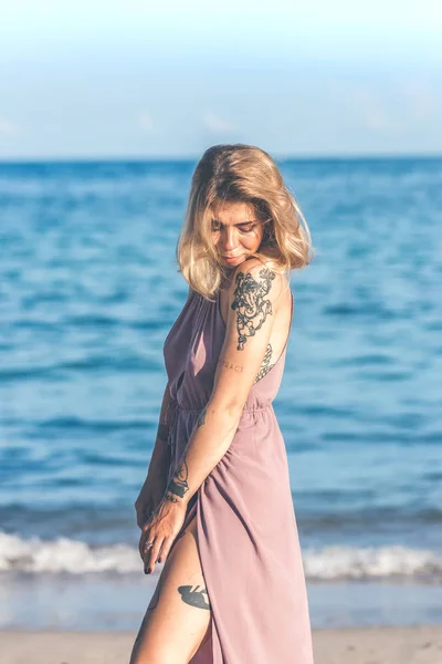 Mujer joven y atractiva posando en la playa tropical de la isla de Bali, Indonesia. Países Bajos . — Foto de Stock