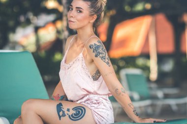 Seksi genç kadın Endonezya Bali tropikal plaj adada poz. Asya.