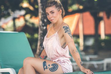 Seksi genç kadın Endonezya Bali tropikal plaj adada poz. Asya.