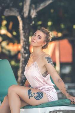 Seksi genç kadın Endonezya Bali tropikal plaj adada poz. Asya.