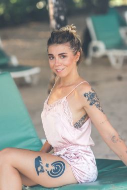 Seksi genç kadın Endonezya Bali tropikal plaj adada poz. Asya.