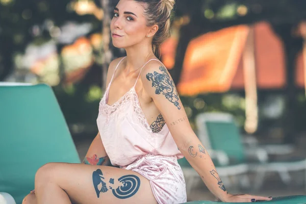 Seksi genç kadın Endonezya Bali tropikal plaj adada poz. Asya.