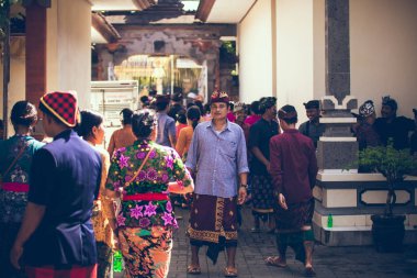 Bali, Endonezya - 13 Nisan 2018: Bali dili düğün töreni insanlar. Geleneksel düğün.