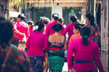 Bali, Endonezya - 13 Nisan 2018: Bali dili düğün töreni insanlar. Geleneksel düğün.